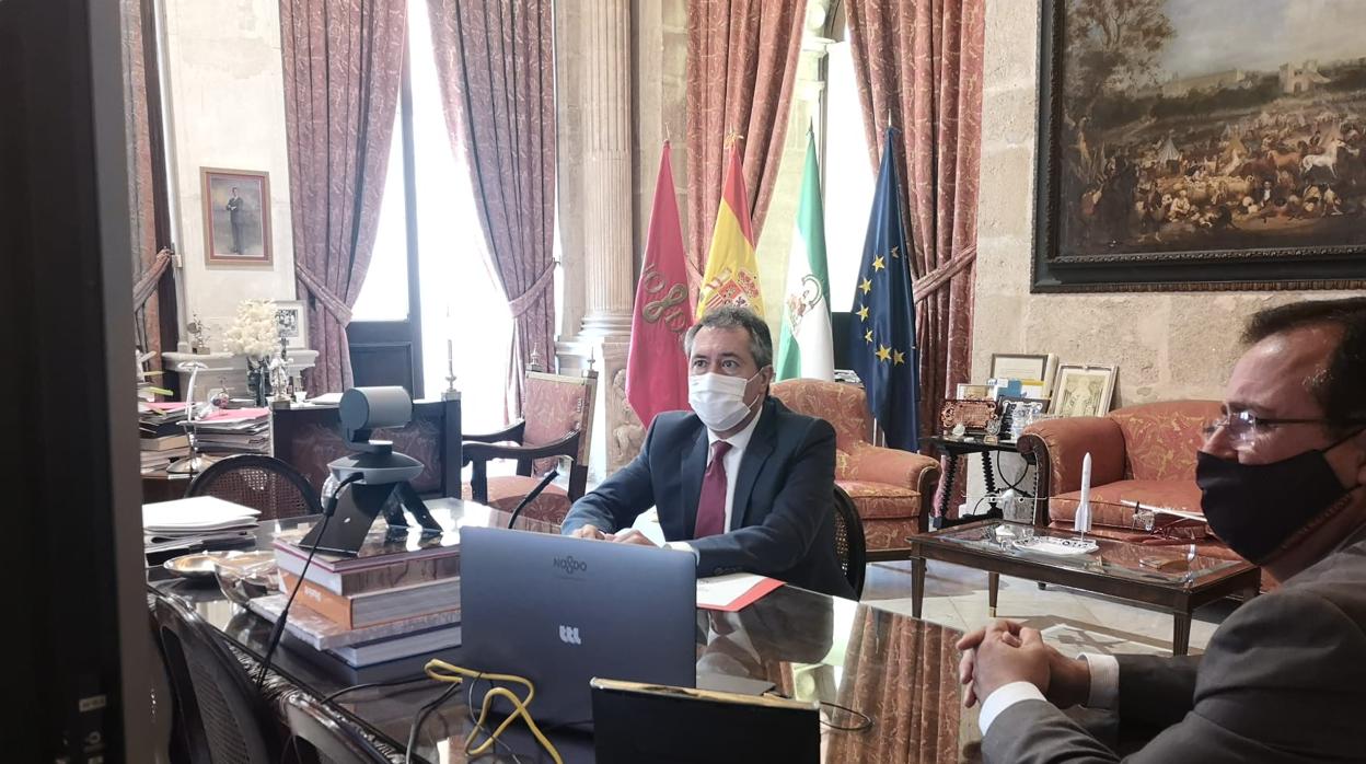 Juan Espadas y Juan Carlos Cabrera, en videoconferencia con responsables municipales