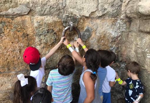 Niños en una actividad de Mosaiqueando