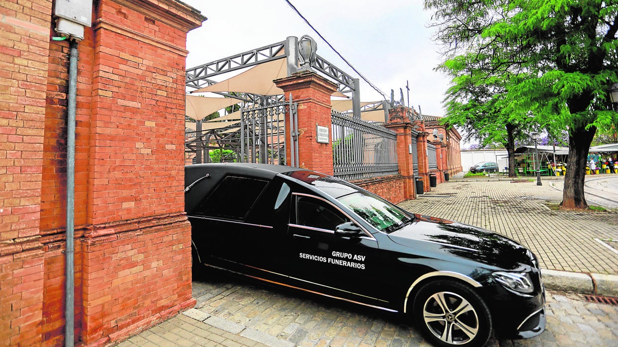 Un coche fúnebre saliendo del cementerio de San Fernando tras un servicio, con limitaciones de aforo y medidas de seguridad contra el coronavirus