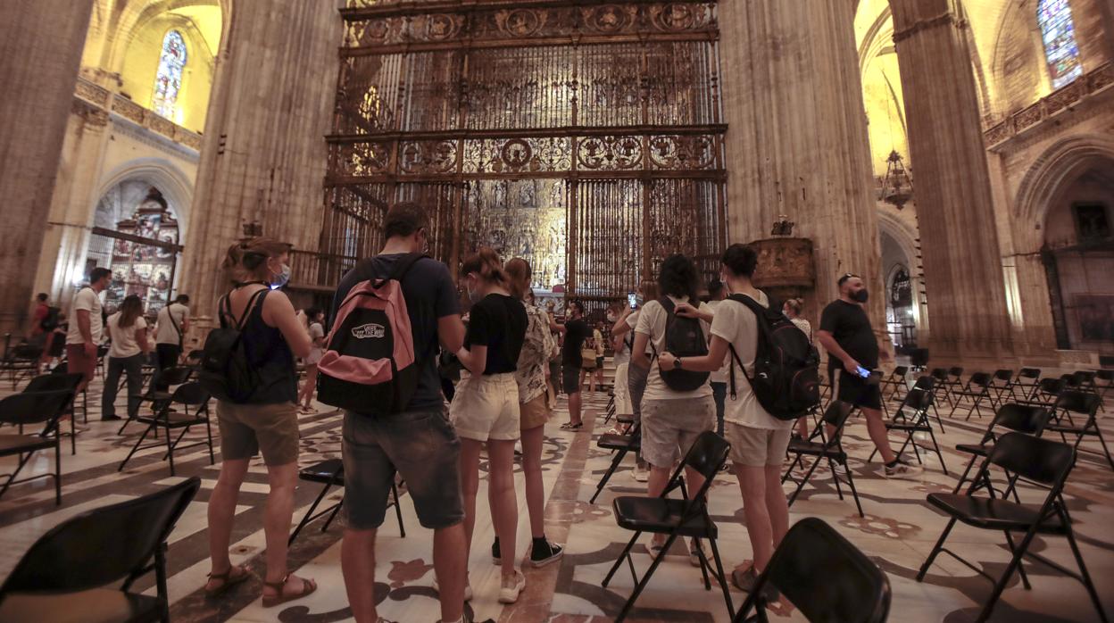 Turistas visitando la Catedral de Sevilla este pasado verano