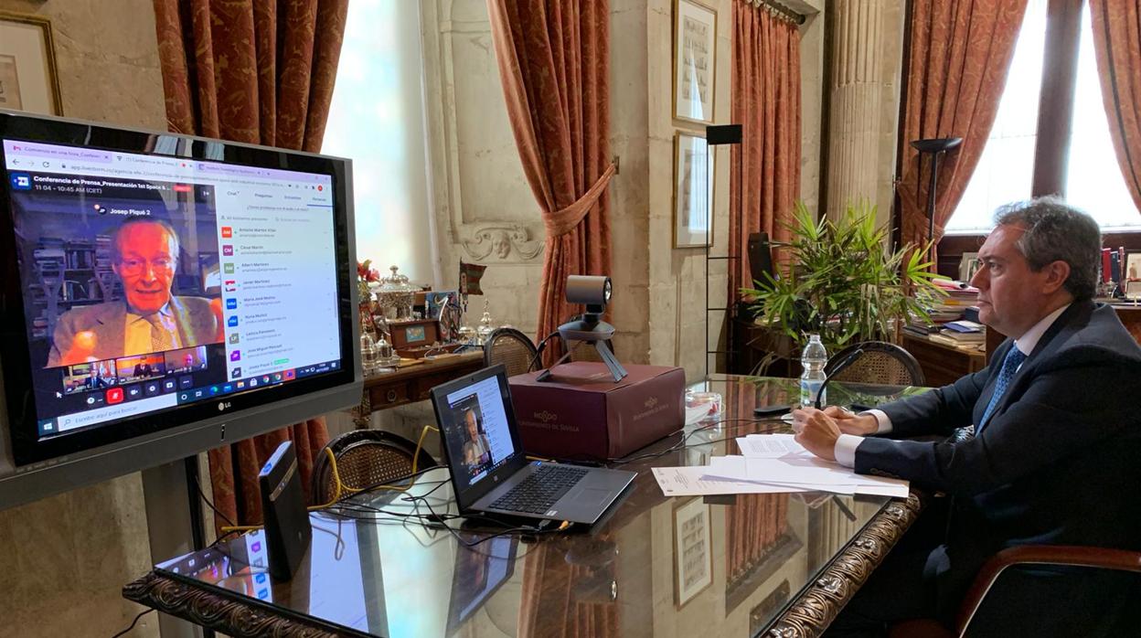 Juan Espadas durante la videoconferencia con Josep Piqué