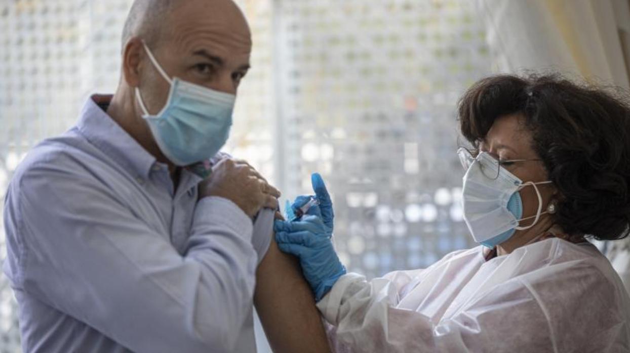 Una jornada de vacunación en el Colegio Médico de Sevilla