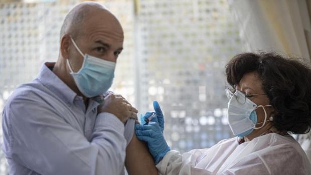 El Colegio Médico de Sevilla reanuda la vacunación contra la gripe a mayores de 65 años