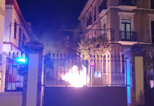 Incendio de contenedores frente a la parroquia de San Sebastián