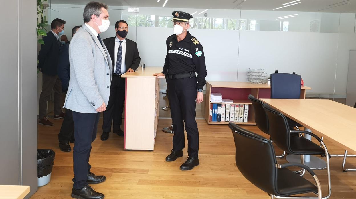 El alcalde, Juan Espadas, y el concejal Juan Carlos Cabrera, visitando las instalaciones