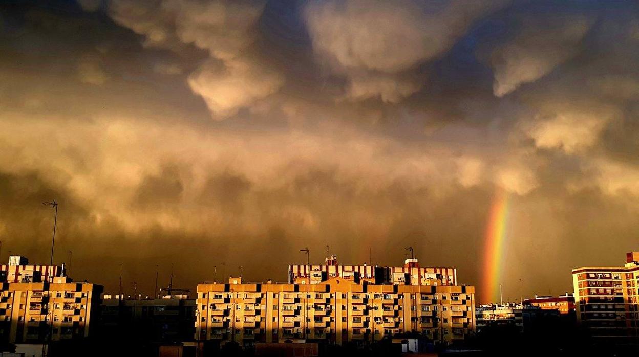 Paisaje del arcoiris durante una tormenta en Sevilla