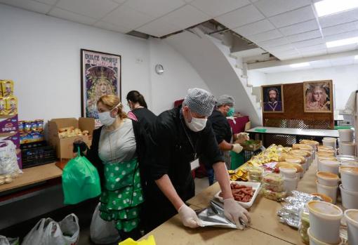 Preparación de comidas en la hermandad de Bellavista