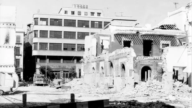 ¿Qué famoso edificio sevillano es el que está siendo derribado en esta foto de los años 60?