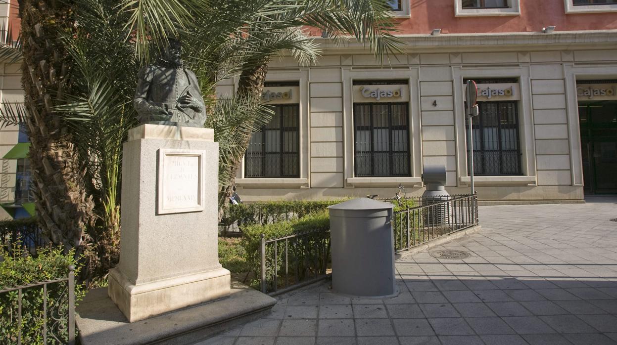 La estatua de Cervantes en la calle Entrecárceles de Sevilla