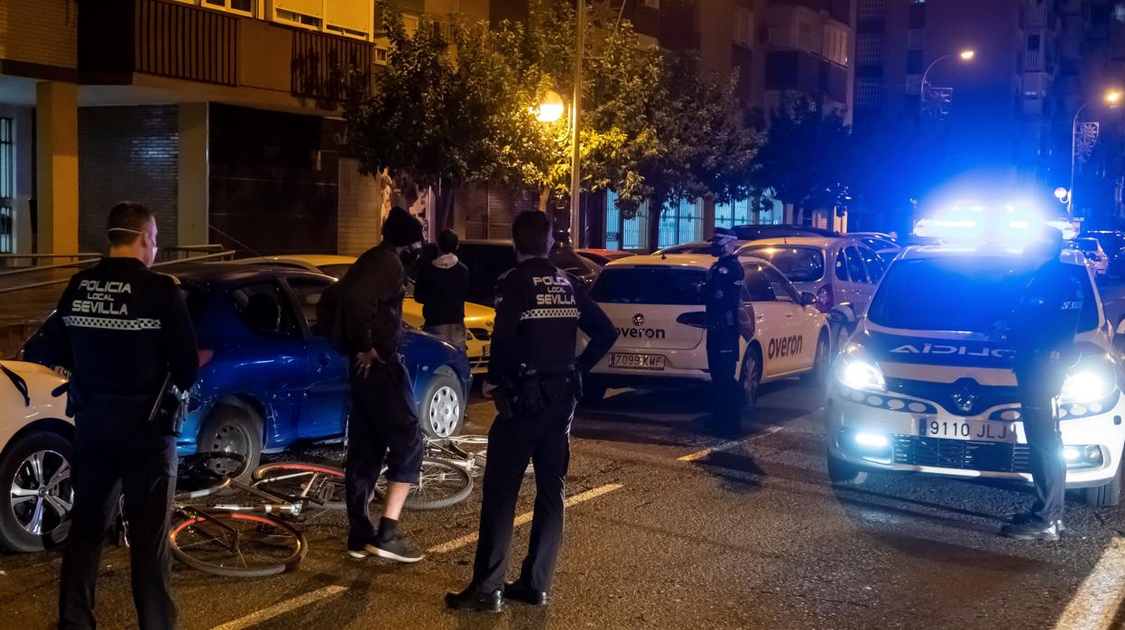 Agentes de la Policía Local hace unos días en un control en la zona de Amate