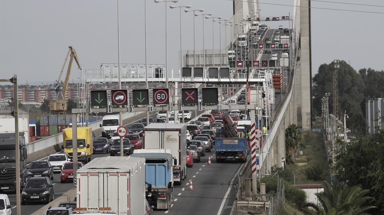 Las retenciones de tráfico son norma habitual en el puente del Centenario