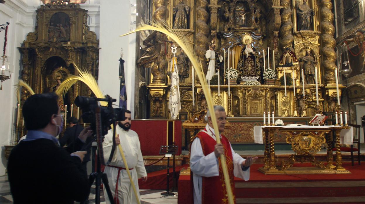 Misa de Domingo de Ramos celebrada a puerta cerrada en la iglesia de los Terceros