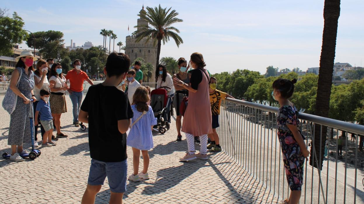 Un grupo realizando la visita