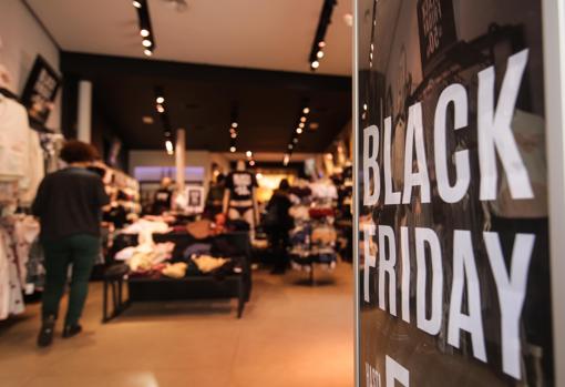 Entrada a una tienda con descuentos Black Friday