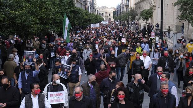 Los hosteleros de Sevilla se echan a la calle para reclamar ayudas directas y evitar «la ruina»