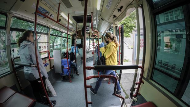 Tussam y Metro de Sevilla recomiendan guardar silencio para evitar la infección de Covid por aerosoles