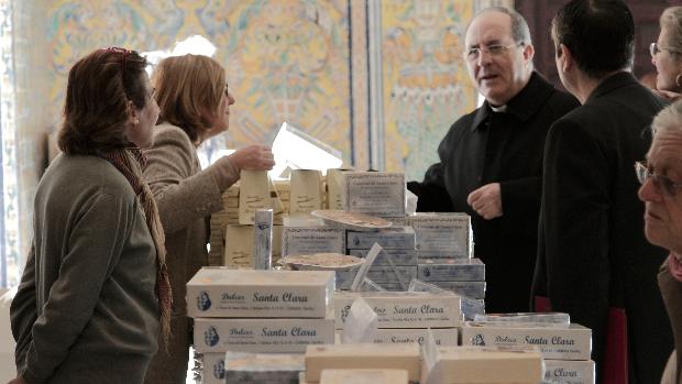 Parroquias y hermandades sevillanas asumen la venta de dulces de las monjas en sus instalaciones