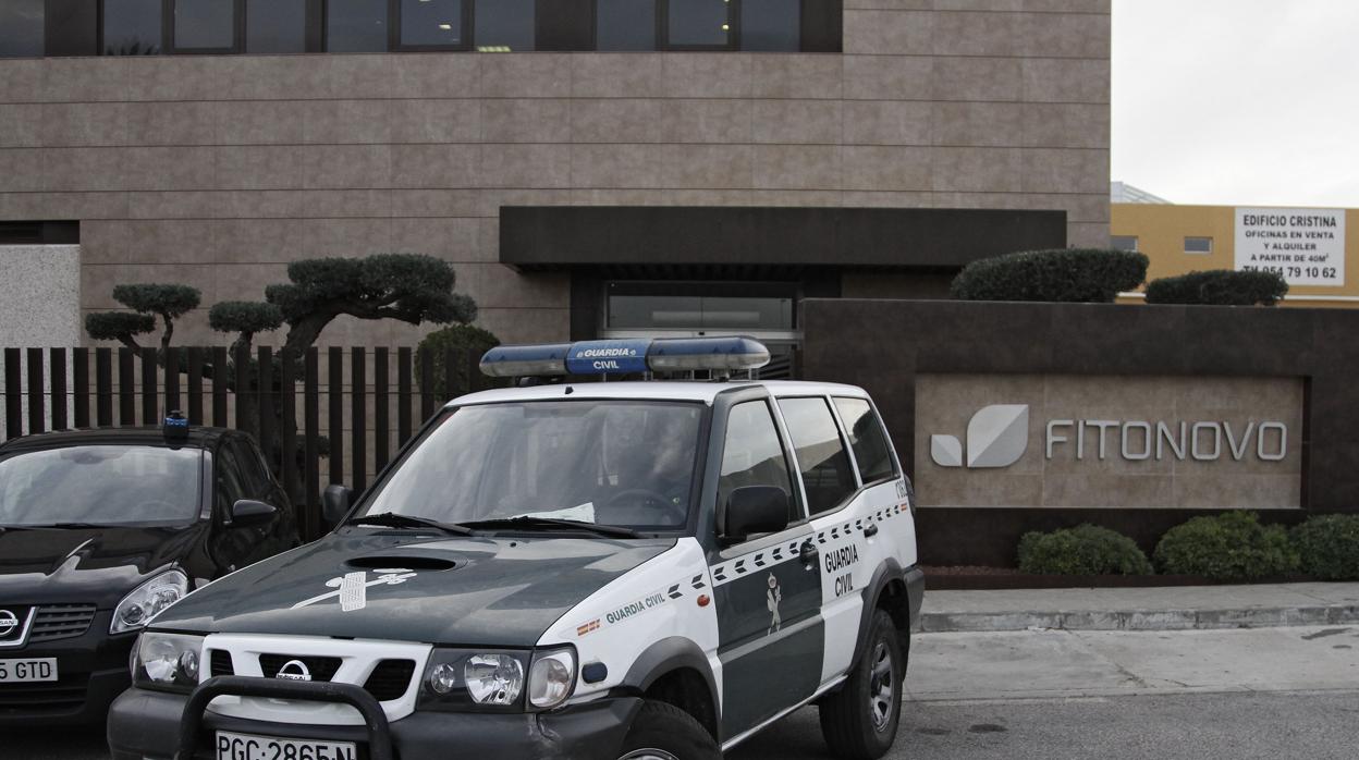 La Guardia Civil, durante su intervención en la empresa sevillana Fitonovo