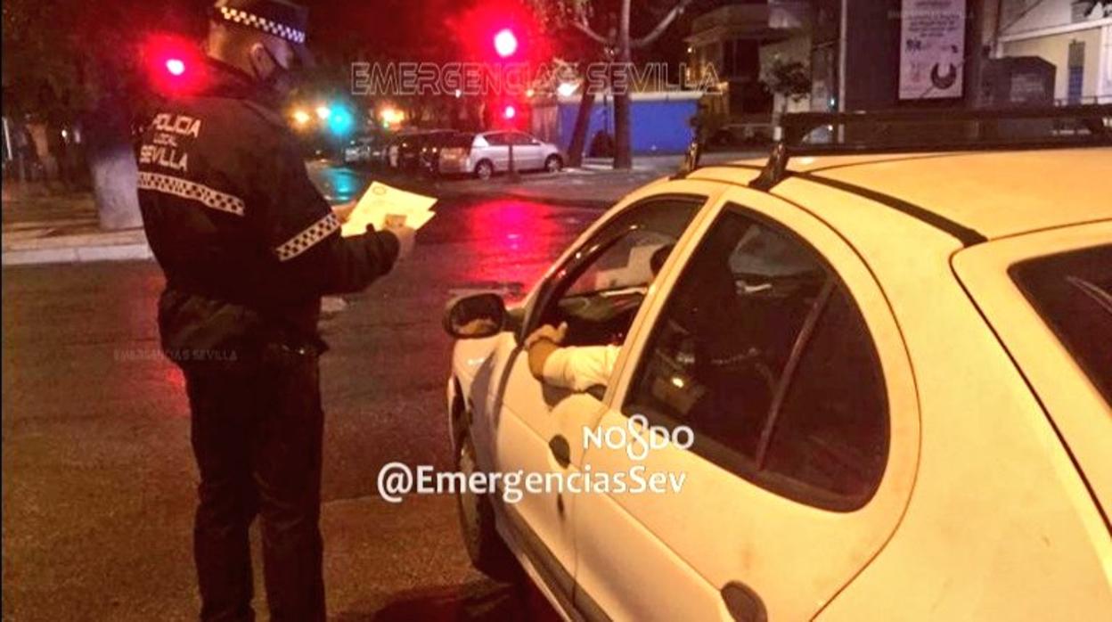 Un agente de Policia realiza un control a un vehículo