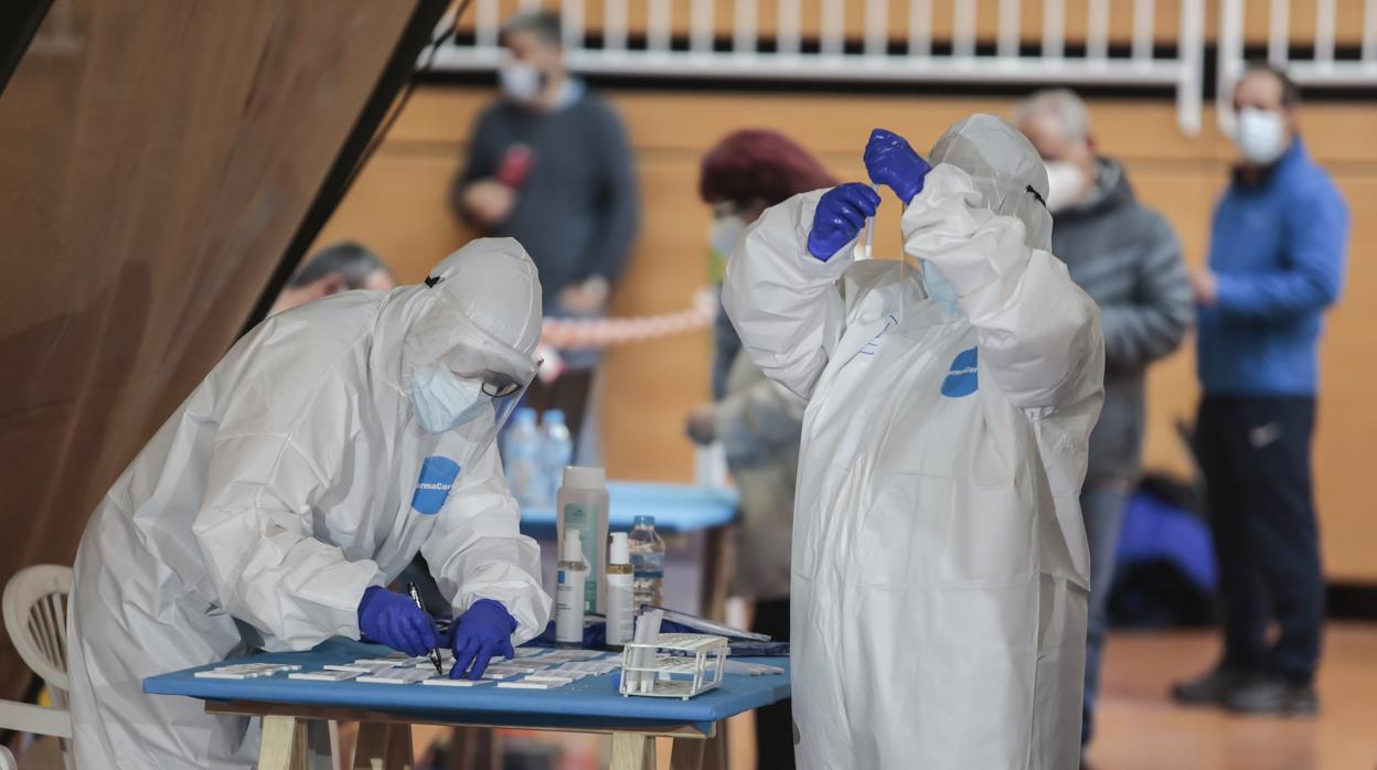 Dos sanitarios durante la realización de un test de antígenos a la población