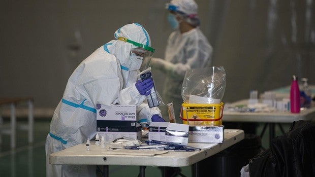 La Junta hará un cribado «extraordinario» de coronavirus entre los vecinos de Sevilla capital