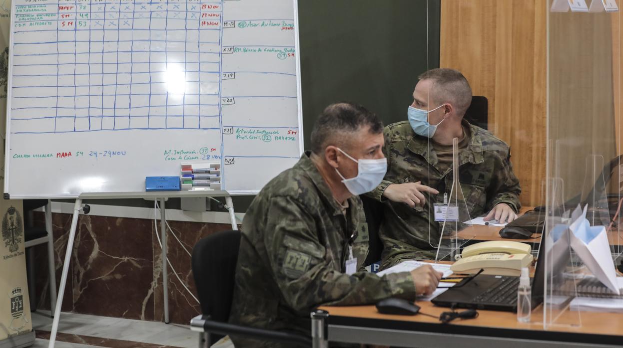 Dos miembros de la célula de crisis desde donde se dirige la misión Baluarte del Ejército de Tierra