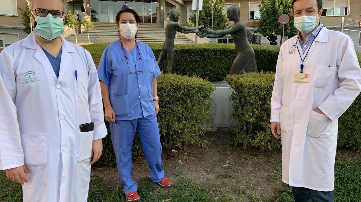 El neurocirujano Antonio López, la enfermera responsable de Obstetricia Isabel Arenilla, y el obstetra Lucas Cerrillos