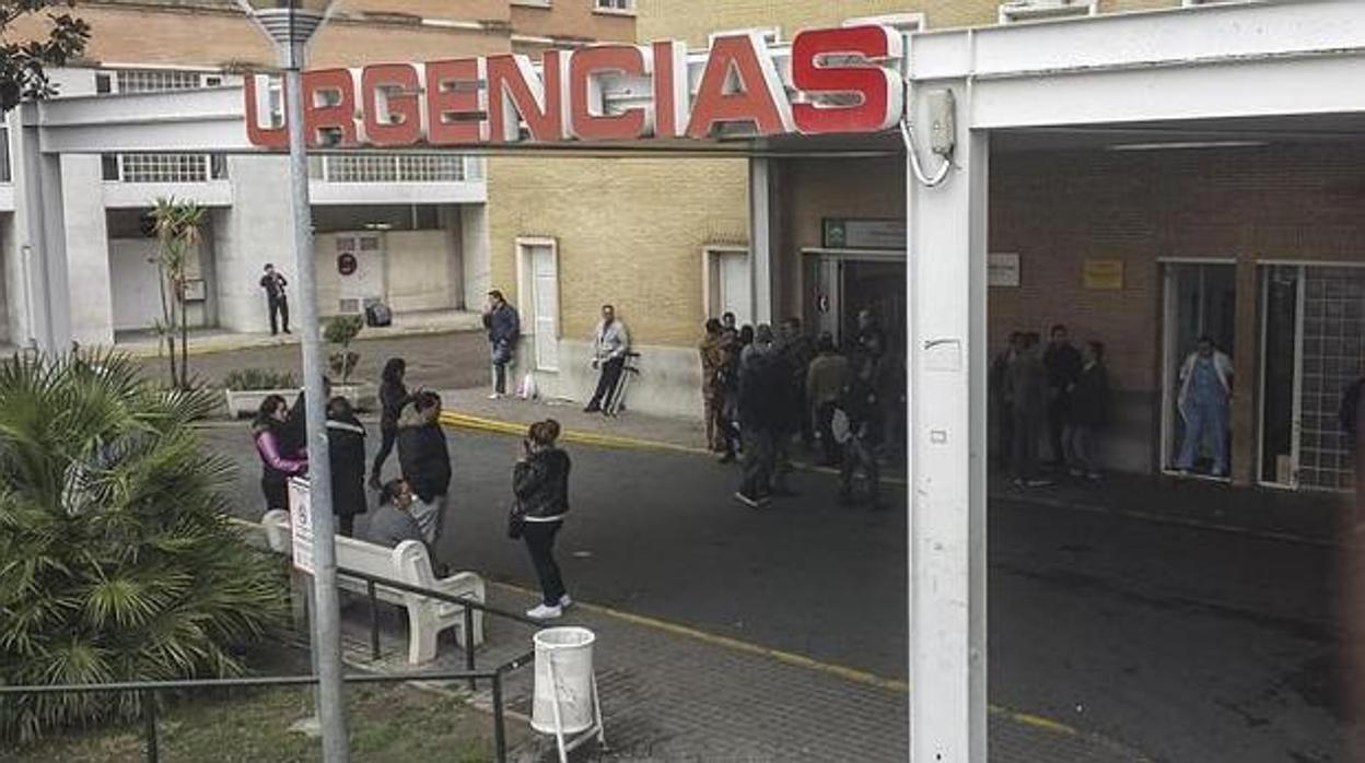 La mujer ha ingresado en las urgencias del hospital Virgen del Rocío