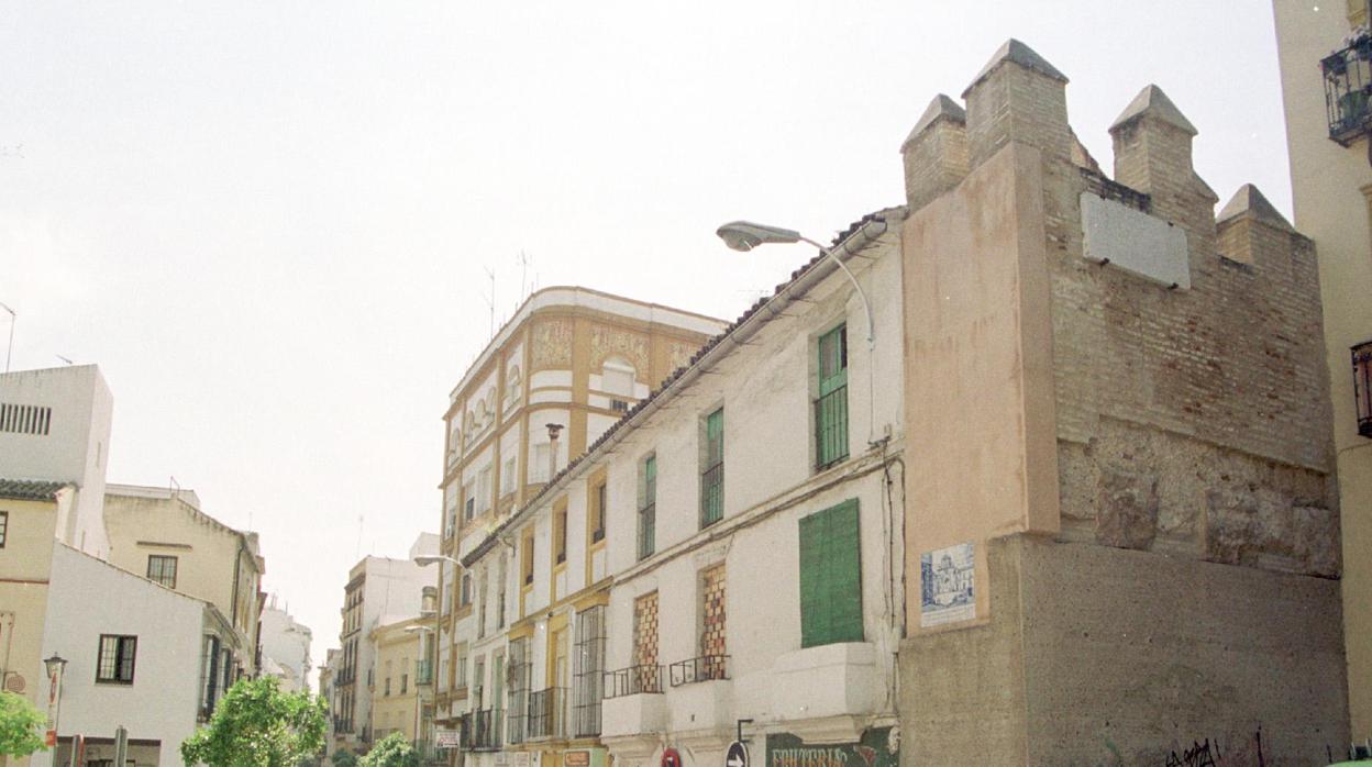 Imagen de archivo de restos de muralla en la Puerta Real