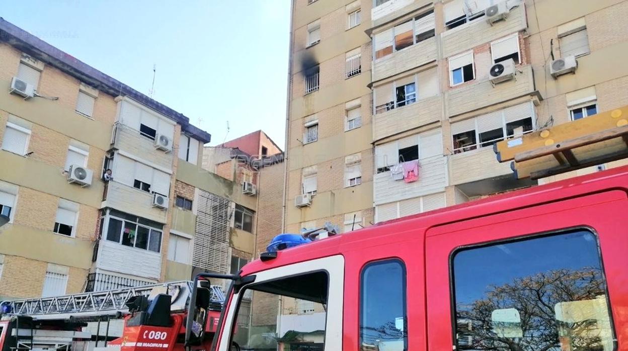 Los restos del humo que han quedado en una de las ventanas del narcopiso