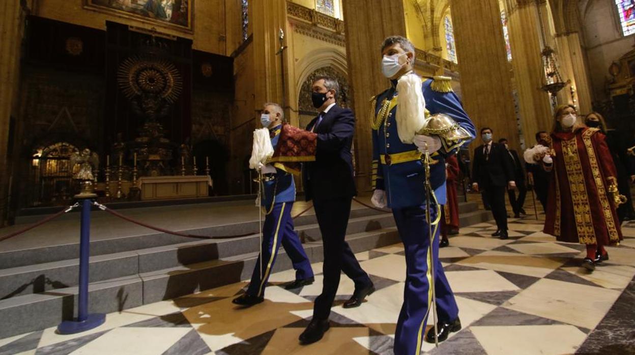 El alcalde porta la Lobera del rey Fernando III en el acto celebrado en la Catedral