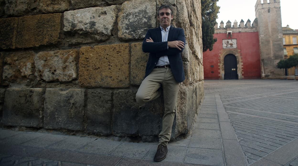 Sebastián Vargas apoyado en uno de los muros del Alcázar de Sevilla