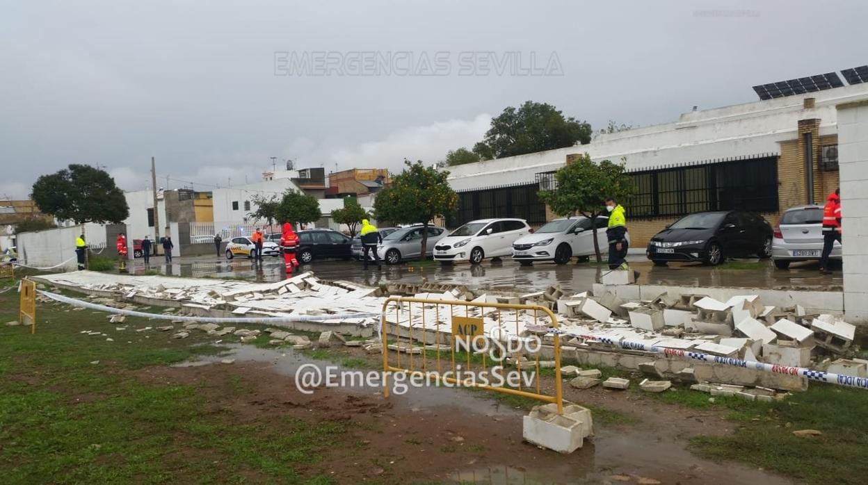 La lluvia provoca la caída del muro de un colegio en Torreblanca