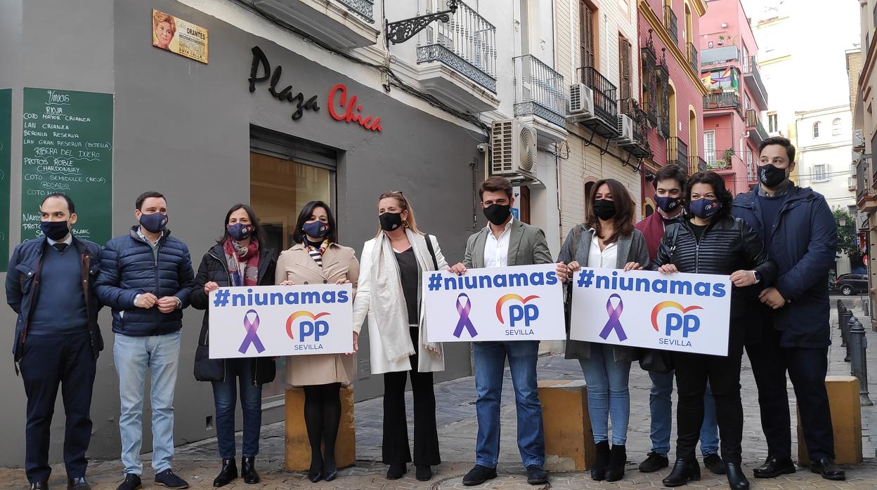 Dirigentes del PP de Sevlilla conmemoran el día contra la violencia de género