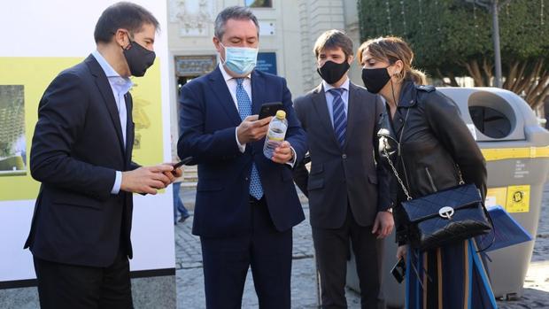Sevilla incentiva a quienes reciclen envases y botellas de plástico en los contenedores amarillos