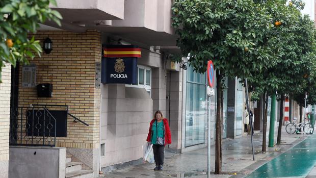 Detenidos dos delincuentes conocidos en Nervión por robar a una anciana en su casa