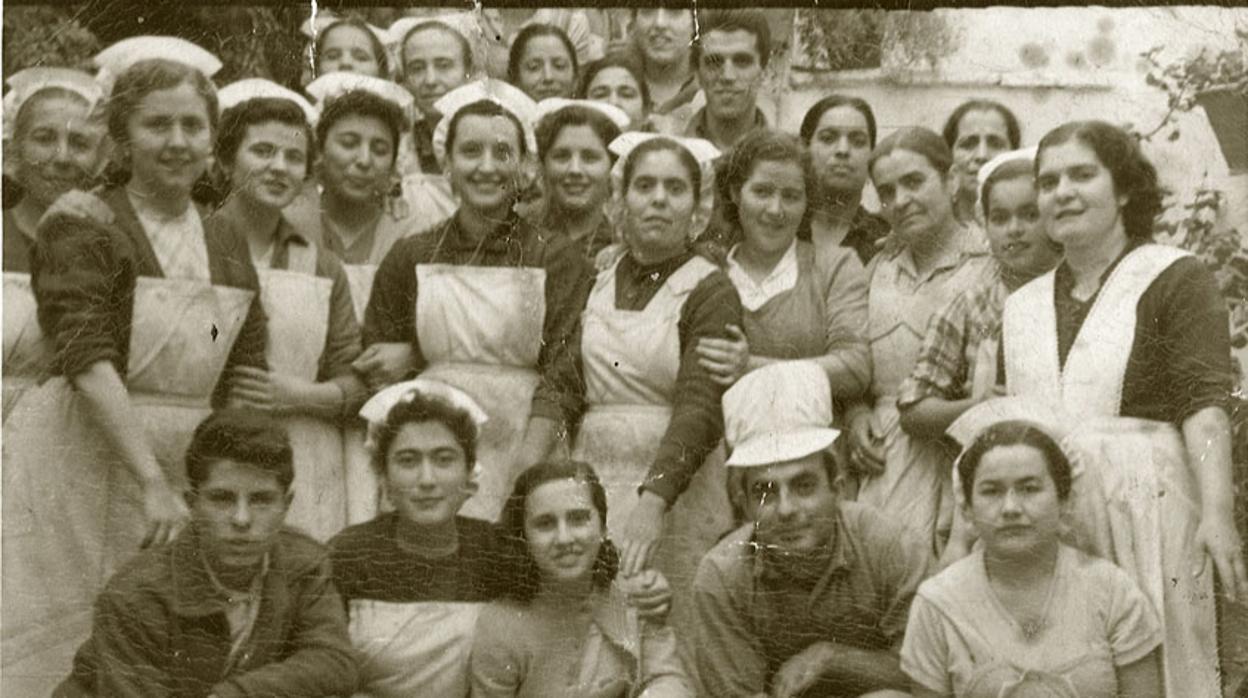 Fotografía antigua de los empleados de una fábrica de Estepa