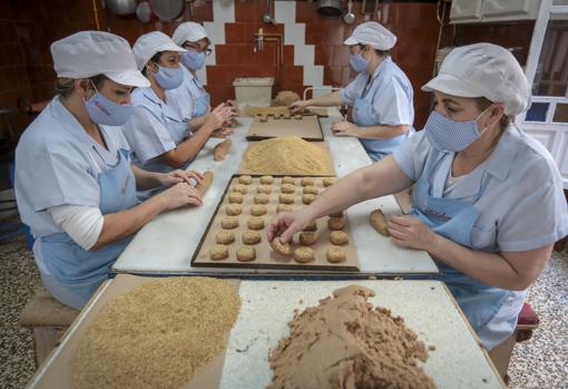 Trabajadoras de una fábrica de mantecados en la actualidad