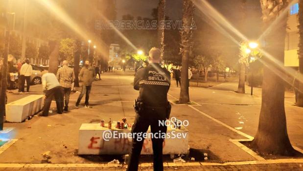 La Policía Local de Sevilla desaloja a unas cien personas de botellona en la barriada Pedro Salvador