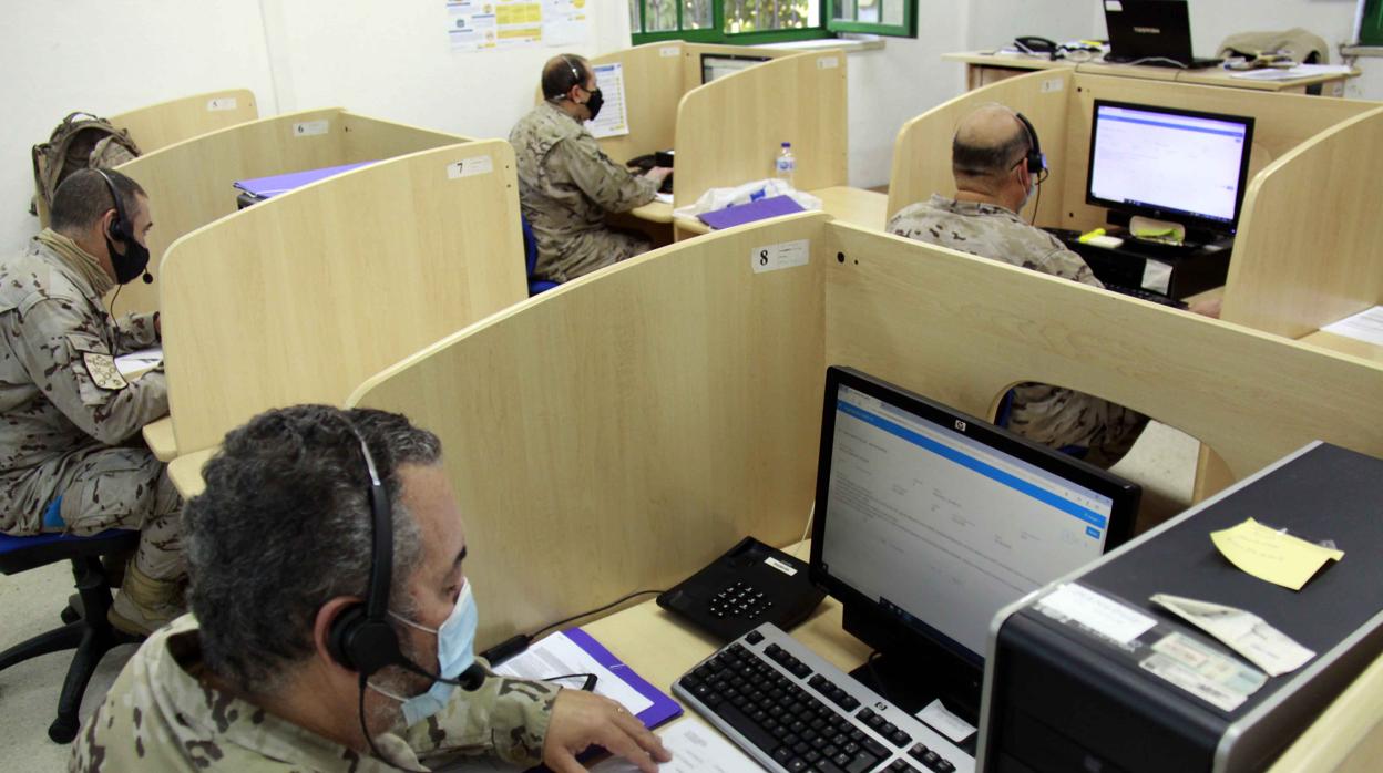 Varios militares de Tablada durante las tareas de rastreo del Covid