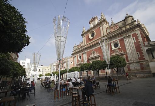 Árboles de Navidad a la inversa, la iluminación navideña prevista para la plaza del Salvador