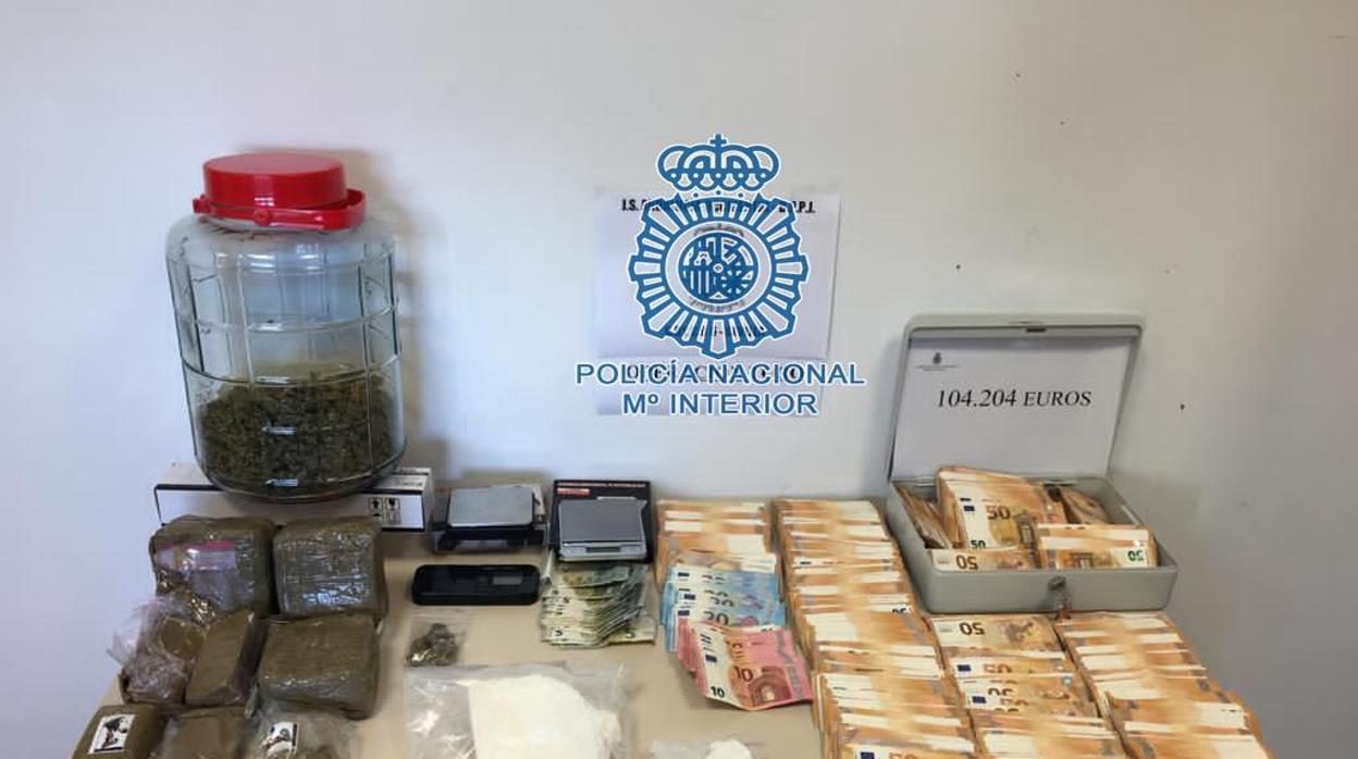 La droga y el dinero intervenido en el operativo policial