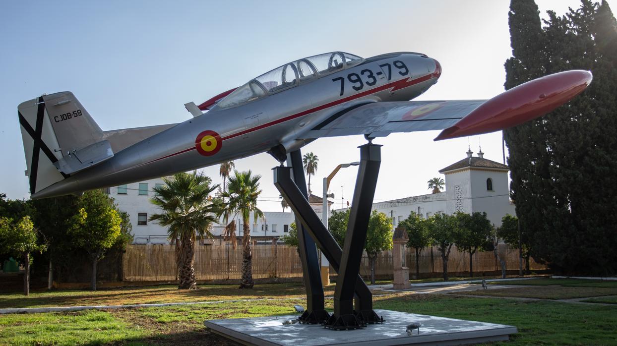 Avión Saeta, en el acuartelamiento aéreo de Tablada