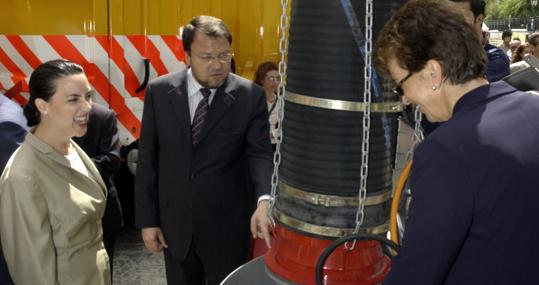 Evangelina Naranjo y Alfredo Sánchez Monteseirín inauguran en 2002 el sistema de recogida neumática en el barrio de Santa Cruz