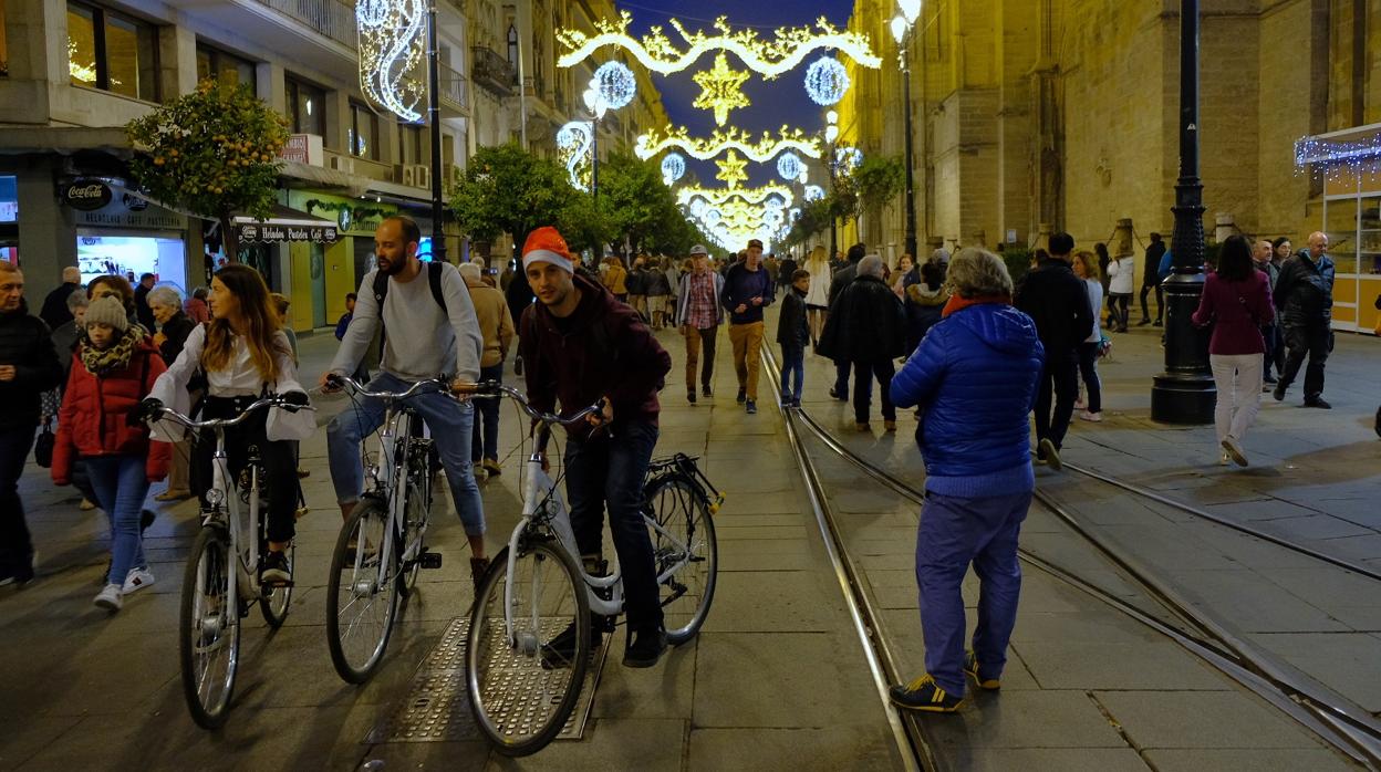 Ambiente en la Avenida de la Constitución durante la Navidad de 2019