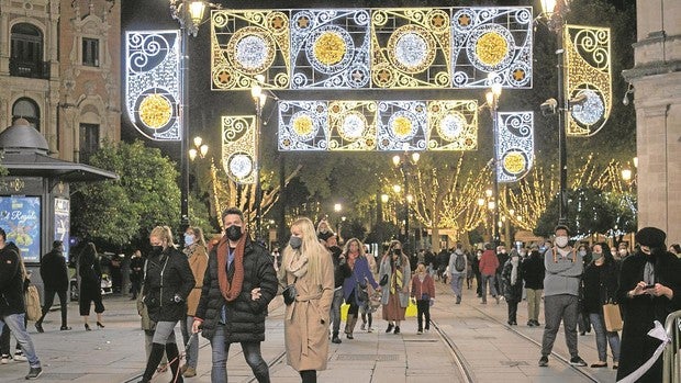 El alumbrado navideño da color a un puente de diciembre a medio gas en Sevilla