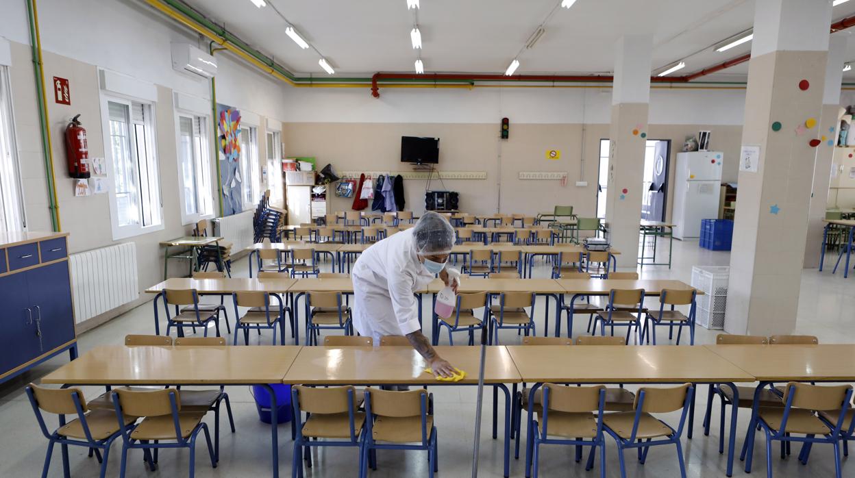 Escolares en clase con chaquetón por la ventilación de aulas contra el coronavirus