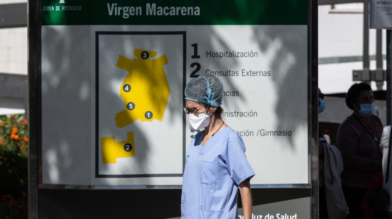 Uná sanitaria del hospital Virgen Macarena transita por el exterior del centro