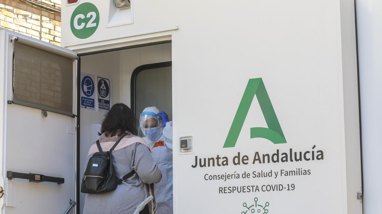 Autobús de la Consejería de Salud en el Cerro del Águila