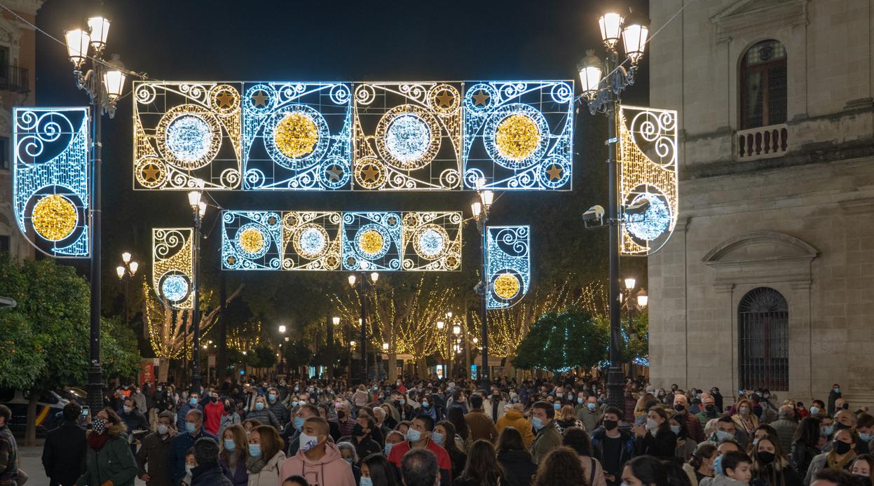 Se está estudiando adelantar el encendido de luces para evitar que la gente se concentre a esperar en la calle